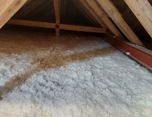 Zateplení stropu rodinného domu pomocí foukané izolace